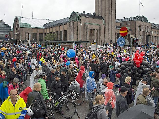 Zehntausende Demonstrierende in Helsinki, trotz Regenwetters