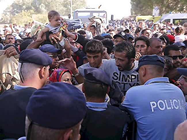 Mehrere Länder haben die Grenze inzwischen dicht gemacht. Es braucht dringend eine Lösung auf europäischer Ebene. Der Bundesrat ist grundsätzlich bereit, sich daran zu beteiligen. Zusätzliche Flüchtlinge will er aber vorerst nicht aufnehmen.