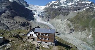 Die Turtmannh&uuml;tte auf 2519 m