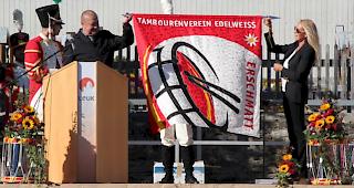 Die Paten mit der neuen Vereinsfahne