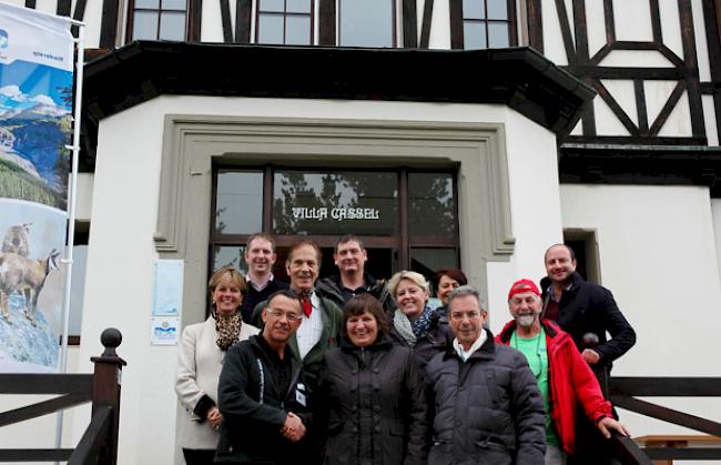 Laudo Albrecht, Leiter des Pro Natura Zentrums Aletsch, begrüsst Lord Mayor of Westminster, Frau Councillor Christabel Flight und ihr Gefolge vor der Villa Cassel auf der Riederalp.