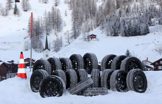 Die Winterreifen sollten bereits auf alle vier Räder montiert sein, bevor die ersten Schneeflocken fallen.