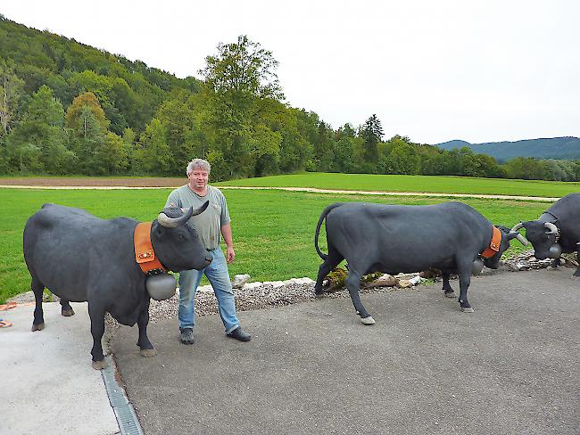 Christian Schneiter mit seinen Eringerkühen vor seinem Atelier in Vicques/Jura.