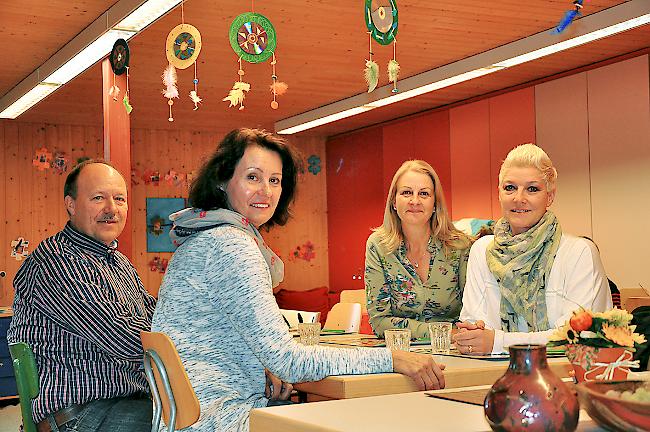 Mathias Bellwald, Stadtrat Brig-Glis, Beatrice Studer, Mitarbeiterin, Claudia Volken, Betriebsleiterin Kita Ringelrejia, Anja Lambrigger, Präsidentin Verein Kita Ringelrejia (v.l.).