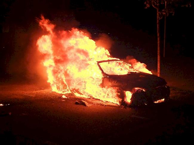 Als die Einsatzkräfte vor Ort eintrafen, stand das Fahrzeug in Vollbrand (Symbolbild / Archiv).