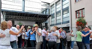 Die Tanzb&uuml;hne vor dem La Poste wurde den ganzen Tag &uuml;ber beansprucht. 