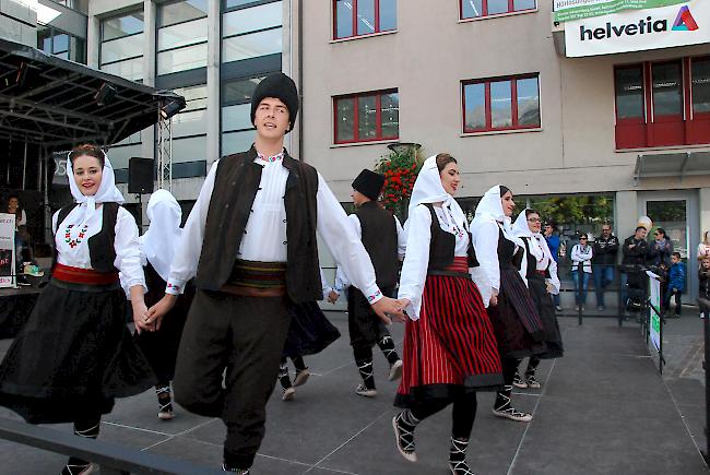 Diese serbische Tanzgruppe zeigt ihre ganz eigenen Tanschritte. 