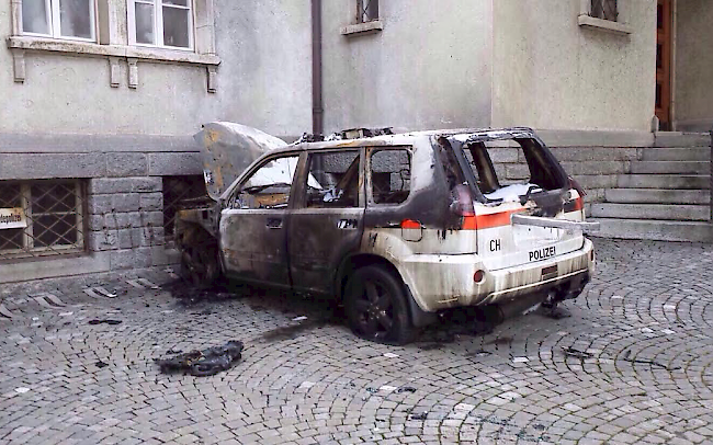 Vor dem Polizeiposten in Visp wurde eines der beiden Einsatzfahrzeuge der Gemeindepolizei mutmasslich in Brand gesteckt.