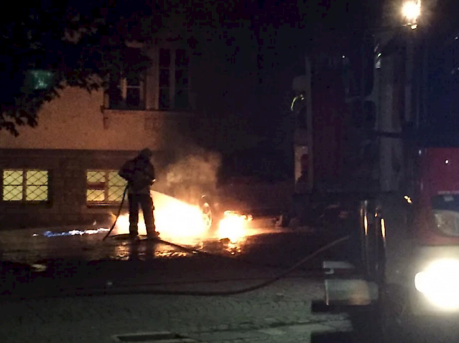 Die Feuerwehr wurde am Montagmorgen in der Früh alarmiert. Vor dem Polizeiposten in Visp wurde eines der beiden Einsatzfahrzeuge der Gemeindepolizei in Brand gesteckt.