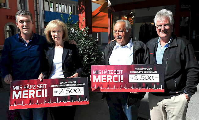 Von links nach rechts: Dr. Patrick Hildbrand, Therese Junker (Geschäftsführerin Schweizerische Herzstiftung), Anton Bammatter und Dr. Dominique Evéquoz (Leiter Herzgruppe Oberwallis)