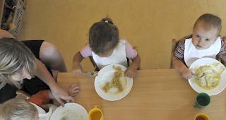 Das Gesetz verpflichtet die Kantone zu einer Zahlung von mindestens 200 Franken im Monat an Kinderzulagen (Symbolbild).