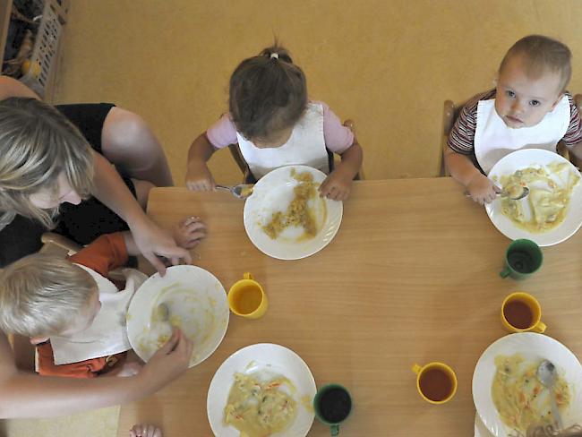 Das Gesetz verpflichtet die Kantone zu einer Zahlung von mindestens 200 Franken im Monat an Kinderzulagen (Symbolbild).