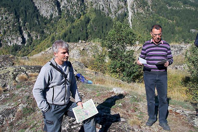 Visionen. Revierförster Christian Theler (links) und Laudo Albrecht, Präsident der Revierkommission, gestern Morgen oberhalb des Weilers Geimen bei der Präsentation der neue Strategie von Forst Massa.
