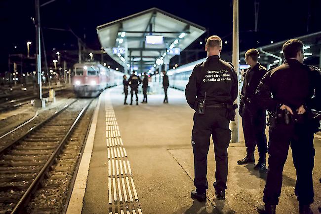 Unterwegs mit dem Grenzwachtkorps in Brig – die Reportage dazu im «Walliser Bote» vom Donnerstag.