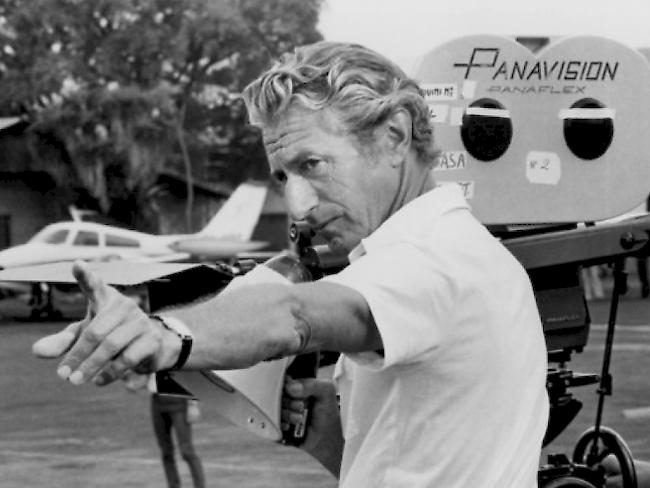 John Guillermin (1925-2015) bei Dreharbeiten zum Film "Sheena" (imdb)