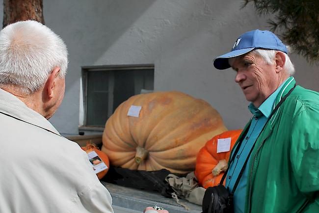 Kürbiszüchter Hubert Schmid im Gespräch mit einem Besucher. 