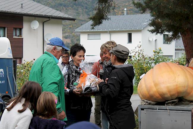 Siegerehrung: Therese und Hubert Schmid aus Ausserberg nehmen ihren Preis entgegen. 