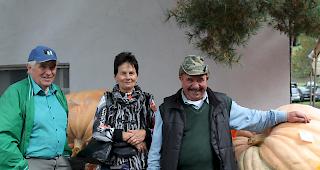 Die Sieger des diesj&auml;hrigen K&uuml;rbiswettbewerbs (v.l.): Die Ausserberger Hubert und Therese Schmid holten den 1. Platz. Gefolgt von Alfredo Mammone aus Naters, der Platz 2 und 3 belegte.  