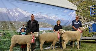 (Von links) Jungmiss Gampel (Rinaldo Imhasly mit Samira), Miss Gampel (Yvonne Werlen mit Samira) und Mister Gampel (Josef Werlen mit Bond).