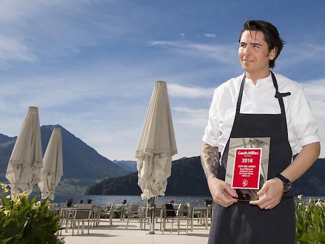 Nenad Mlinarevic, Küchenchef des Restaurants Focus im Park Hotel Vitznau und Koch des Jahres 2016, posiert anlässlich der Vorstellung des GaultMillau Guide Schweiz 2016 in Vitznau. Der 34-Jährige ist mit 18 von 20 möglichen Punkten ausgezeichnet worden. (KEYSTONE/Urs Flueeler)