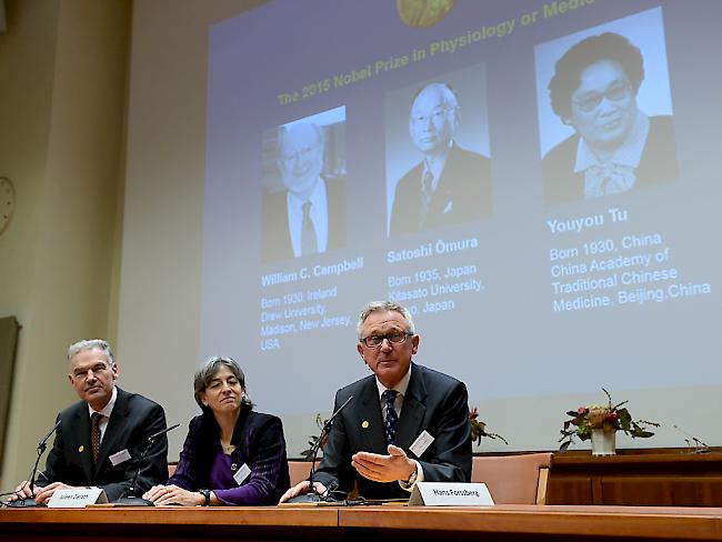 Die Nobelpreis-Komitee-Mitglieder Jan Andersson, Juleen Zierath und Hans Forssberg (v.l.) stellen den Medien in Stockholm die Gewinner der Medizin-Auszeichnung vor.