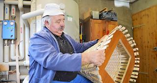 Oswald Jordan begutachtet seine Arbeit.