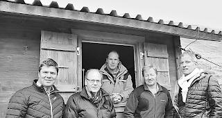 Zum Schutz des Schafs. Von links: CVP-Grossrat Manfred Schmid, Aldo Herzog, Bauvorstand Ernen, Fabian Schwery, Pr&auml;sident Schafzuchtgenossenschaft Ernen, Silvan Clausen, verantwortlicher Burgerrat Alpe Rappental, und Richard Zurwerra, Chef Amt f&uuml;r Strukturverbesserung.  