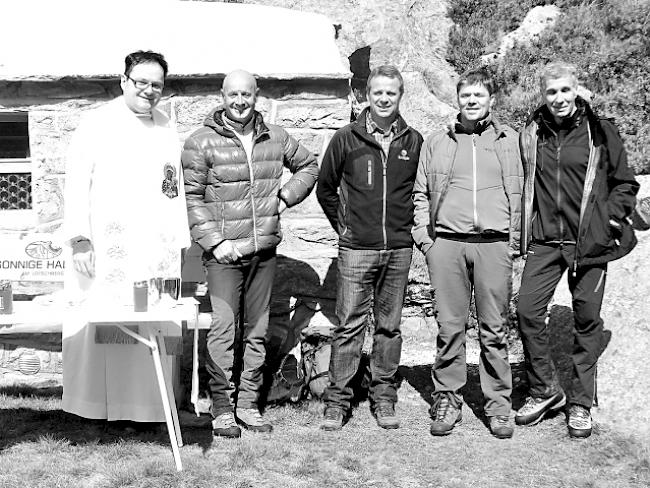 Einsegnung. Pfarrer Pascal Venetz und die Freunde des Hobitzu-Kapällis (von links): Roland Millius, Markus Nellen, Manfred Schmid und Luzius Theler.  