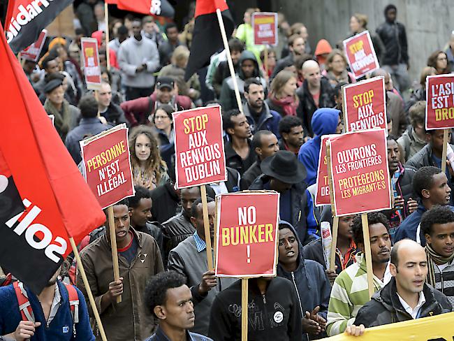 Betroffene Flüchtlinge und betroffene Menschen demonstrieren gegen eine "unmenschliche und tödliche" Asylpolitik.