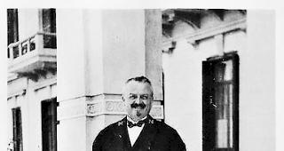 Im M&auml;rz 1930. Victor Kuonen vor dem Hotel Winter Palace in Luxor. 