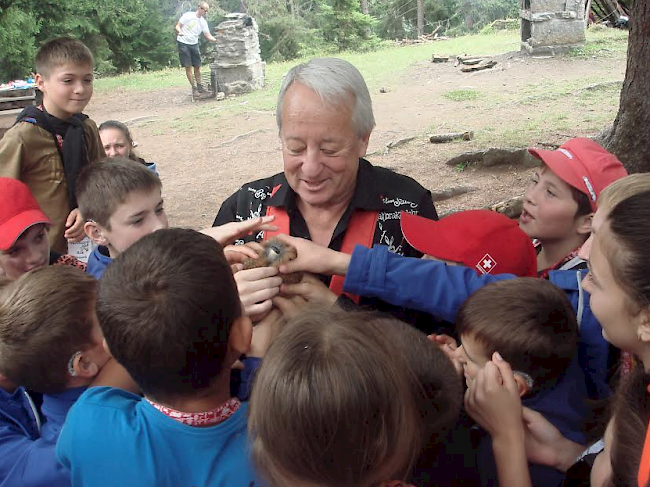 Der Zauberer Urs Fasel zieht die Kinder in seinen Bann.