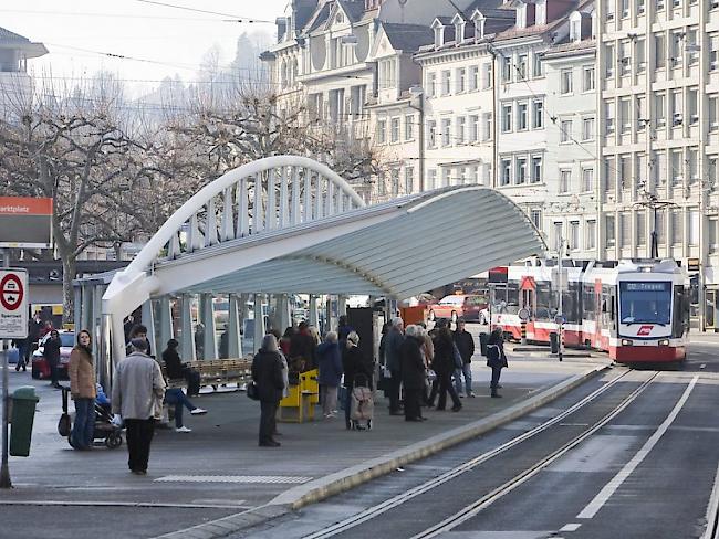 Im Februar 2004 wurde die Bushaltestelle Marktplatz-Bohl in St. Gallen eingeweiht - nun wurde deren Schöpfer Santiago Calatrava mit dem europäischen Architekturpreis geehrt. (Archiv)