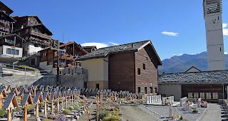 Einheitlich. In T&ouml;rbel k&ouml;nnten schon bald ausschliesslich Holzkreuze stehen.