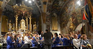 Die Musikgesellschaft Alpengruss von Grengiols und die Banda musicale di Baceno spielen zum Abschluss des Konzertes ein gemeinsames St&uuml;ck.