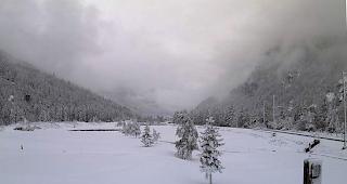 Im Mattertal liegt Schnee: Golfplatz zwischen T&auml;sch und Randa am Freitagmorgen. 