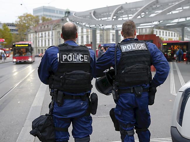 Die Polizei war mit einem Grossaufgebot vor Ort, bereits als die Demonstration begann - hier beobachten zwei Polizisten den Bahnhofplatz. (Archiv)