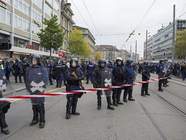 Ein Grossaufgebot von Polizisten geht auf dem Bubenbergplatz in Bern gegen die unbewilligte antifaschistische Demonstration vor.