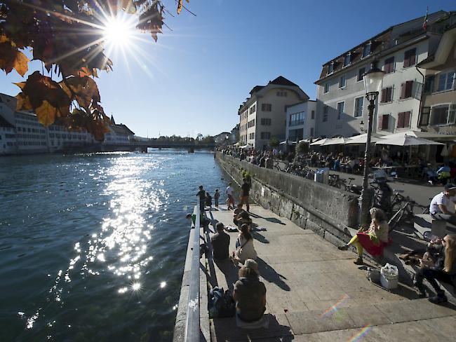 Menschen geniessen die Sonne an der Aare in Solothurn (Archiv)