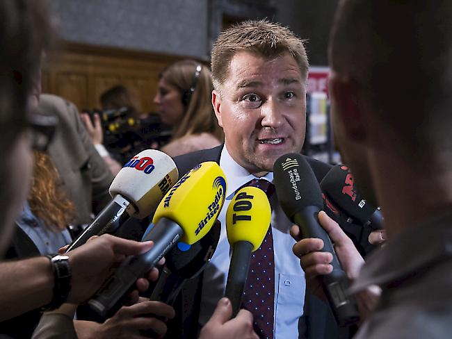 Gefragter Mann: SVP-Parteipräsident Toni Brunner spricht am Wahltag mit Medienvertretern im Vorzimmer des Nationalrats im Bundeshaus.