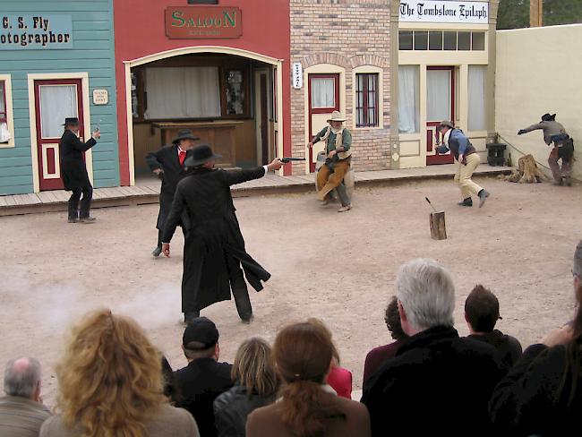 Damals ging noch alles gut: 2011 stellten Schauspieler die Schiesserei mit Wyatt Earp in der US-Westernstadt Tombstone für Touristen nach - in diesem Jahr gab es Verletzte (Archivbild).