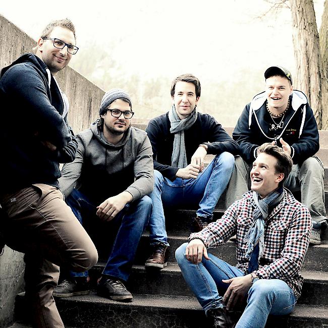Die Band «Üsserorts» veröffentlicht am Samstag ihr erstes Album (v.l.): Tobias Brigger, Martin Burgener, Michel Heinzman, Diego Imsand und Flavio Lauber