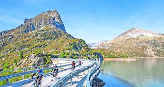 Spektakul&auml;r. Radfahrer bei der Emosson-Staumauer. Solche Bilder wird es auch am 20. Juli 2016 zu sehen geben. 