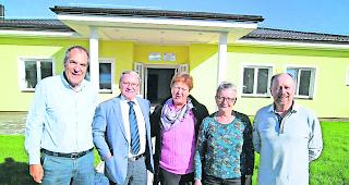 Initianten und Werk. Der Stiftungsrat von &laquo;Oberwallis f&uuml;r Kinder unserer Welt&raquo; mit von links: Stefan Planche, Josef Fux, Agathe Wirz-Julen, Yolanda Weissen und Josef Zurbriggen vor der neuen Tagesst&auml;tte f&uuml;r behinderte Kinder in der bosnischen Stadt Modrica. 