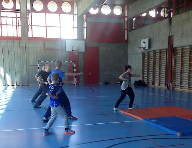 Die Jugendarbeitsstelle Oberwallis bot auch am Dienstag spannende Workshops an: Gruppenbild des Karate Workshops