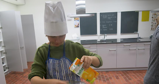 Die Jugendarbeitsstelle Oberwallis bot auch am Dienstag spannende Workshops an: Zubereitung des Orangen-Tiramisus