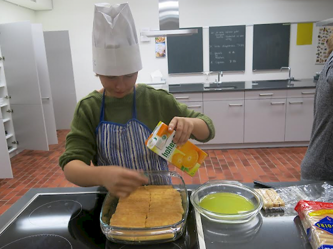 Die Jugendarbeitsstelle Oberwallis bot auch am Dienstag spannende Workshops an: Zubereitung des Orangen-Tiramisus