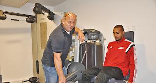 Michel Roovers mit FC-Oberwallis-Spieler Felipe De Oliveira.