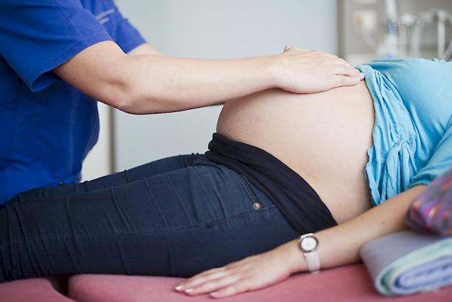 Im Gespräch mit der Hebamme. Bei Schwangerschaftskontrollen sind Kaiserschnitte ein Thema (Symbolbild).