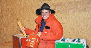 Sprengmeister Claude Zuber: In der roten Kiste ist der Sprengstoff, in der gr&uuml;nen Kiste sind die Z&uuml;nder.