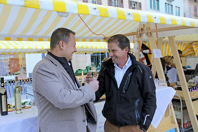 Neu am «Pürumärt»: Marc Wyssen, Gemeinderat von Visp, begrüsst Rainer Zimmermann.